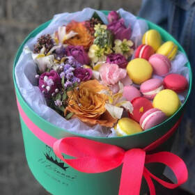 Подарочная коробка из макарун и цветов