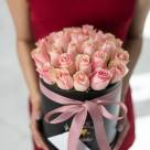 25 нежно розовых роз в черной коробке