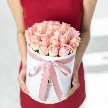 25 нежно розовых роз в белой коробке