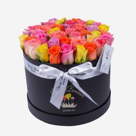 Букет из разноцветных роз в черной коробке
