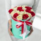 25 красно-белых роз в коробке тиффани