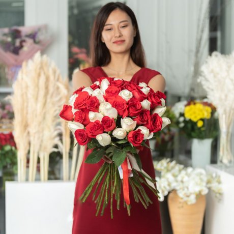 Букет из 51 красно-белой голландской розы 50 см