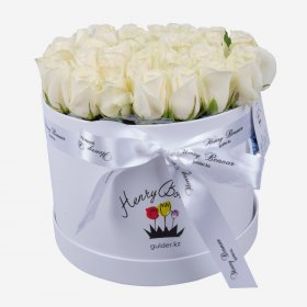 Букет из белых роз в белой коробке "Iceberg"