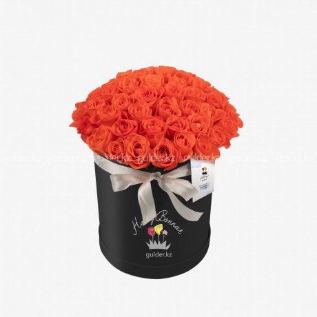 35 оранжевых роз в коробке "Медина в черном"