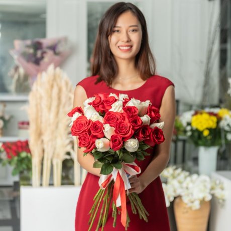Букет из 35 красно-белой голландской розы 50 см
