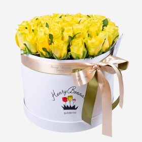 Букет из желтых роз в белой коробке "Golden"